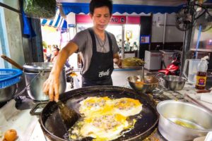 Street Food in Bangkok - Awesome PAD THAI and Instant Noodles on Petchaburi Soi 5!