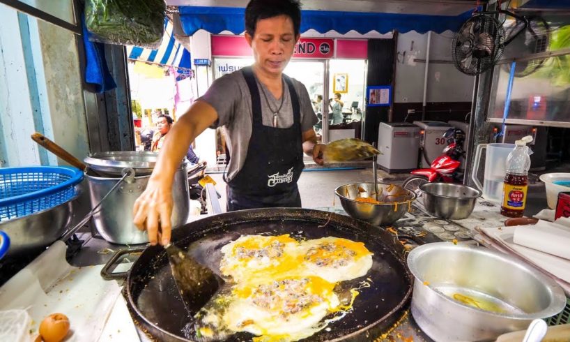 Street Food in Bangkok - Awesome PAD THAI and Instant Noodles on Petchaburi Soi 5!