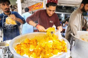 Street Food in Karachi - GOLDEN Chicken Biryani + HALEEM - Pakistani Street Food Tour of Karachi!