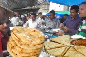 Tandoori Roti Rumali Roti 5 rs Each | Cheap & Tasty Food Besides Bankshal Court Kolkata Street