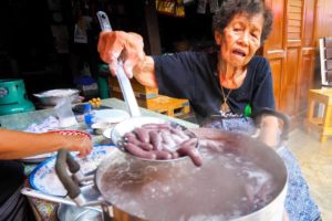 Thai Street Food - GRANDMA'S CRAZY SNACK in Chanthaburi, Thailand!