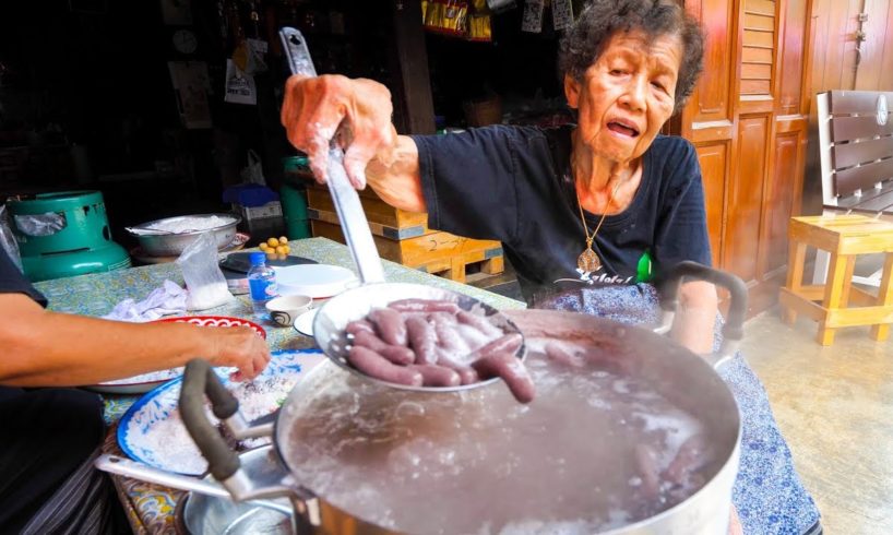 Thai Street Food - GRANDMA'S CRAZY SNACK in Chanthaburi, Thailand!