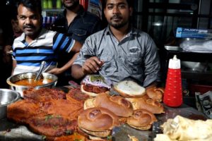 World Cheapest Indian Veg Burger Only 20 rs ( $ 0.29 ) - Lucknow Street Food Loves You