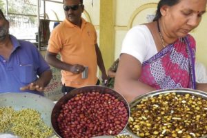 ईमानदार विक्रेता ( Husband - Wife ) - Masala Murmura @ 10 rs - Street Food India