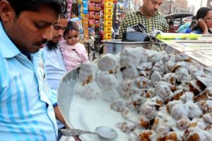 उस्मान की मसूर दही वड़ा और दही कुल्फी - Dahi Vada & Dahi Kulfi - Street Food Lucknow
