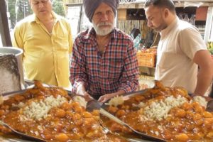 Bravo Man - 75 yrs Old Sardarji Ka Viga Hua Kulcha - Street Food India Amritsar