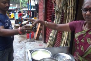 Chennai Husband Wife Selling - Sugarcane Juice @ 10 rs Per Glass | Street Food Loves You