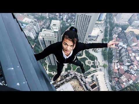 Chinese Rooftopper Falling to his death (actual footage)