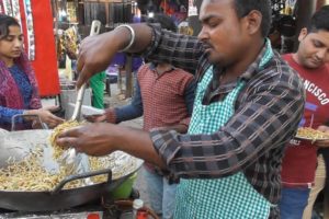 Energetic Man Selling Chinese Food in Lucknow - Veg Noodles / Momo @ 20 rs Plate