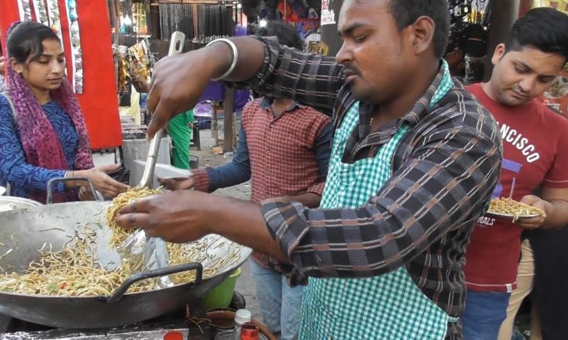 Energetic Man Selling Chinese Food in Lucknow - Veg Noodles / Momo @ 20 rs Plate