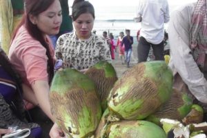 Fresh Coconut Water @ 30 Rs Per Piece | Tourists Enjoying Street Food at Sea Beach