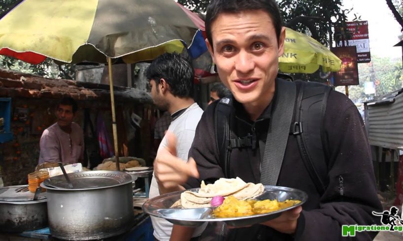 Indian Street Food in Kolkata, India - Delicious Aloo Gobi for 15 Rupees ($0.27)!