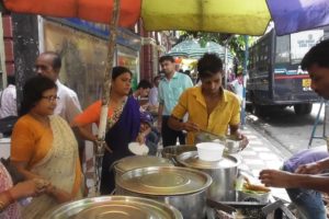 Kolkata Office Staffs Enjoying Masala Dosa @ 30 rs Each - Street Food India
