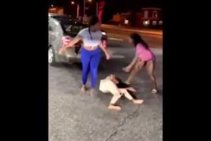 RATCHET FEMALES FIGHT AT GAS STATION