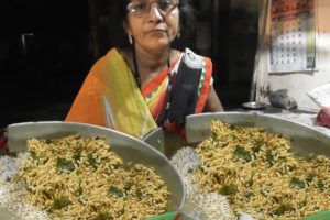 She is Hard Working - God Bless You - Mahalaxmi Chivda Bhandar - Street Food India