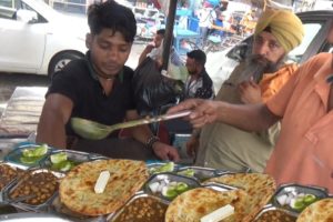 Special Amritsari Naan / Makkhan Wala Kulcha @ 30 rs - Street Food Amritsar Bus Stand