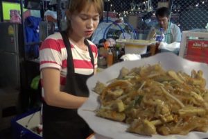Thai Lady Making Stir Fried Noodles with Chicken | Bangkok Street Food