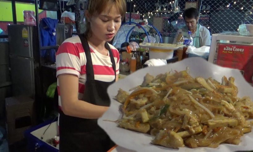 Thai Lady Making Stir Fried Noodles with Chicken | Bangkok Street Food