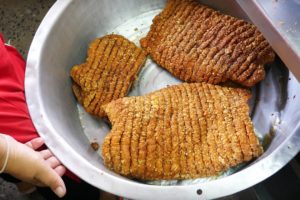 Thailand Food: The CRISPIEST Fried Pork Belly in Bangkok | หมูกรอบที่รับประกันความกรอบและความอร่อย