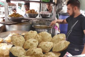 The Young Man Manages Everything - 2 Big Puri @ 20 rs - Street Food Punjab