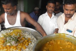 Two Brothers Manages All - Muri with Chicken @ 26 rs & Muri with Ghugni @ 10 rs