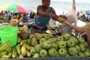 Bengali Hardworking Lady | Selling Pyara Makha ( Spicy Guava ) | Indian Street Food