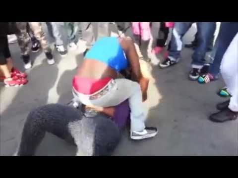 HOOD CHICKS FIGHT IN THE MIDDLE OF THE STREET 2016