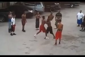 Insane Ghetto Hood Fight - Bloods vs Crips (original)