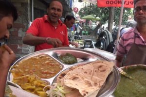 4 Piece Roti with 2 Different Curry & Chutney Salad 25 rs Only | Kolkata Street Food Loves You