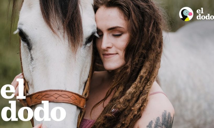 Esta mujer esperó pacientemente por el amor de su yegua | El Dodo