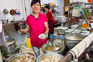 Singaporean Food - Amazing BAK KUT TEH in Singapore at Outram Park Yahua Rou Gu Cha!