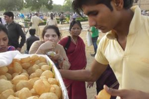 6 Piece @ 20 rs ( $ 0.28 ) | Panipuri Beside India Gate New Delhi | Street Food India