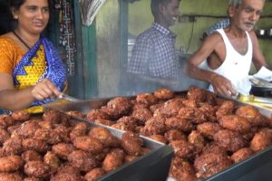 Chennai Lady Manages All with Her Staffs | It's a Breakfast Time | 4 Vada @ 20 rs |Street Food India