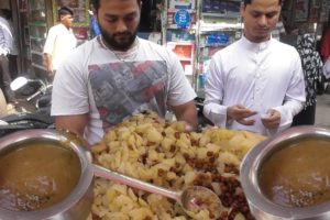 Handsome Mumbai Guy Selling Lasun (Garlic) Wala Chana | 20 rs Per Plate | Indian Street Food