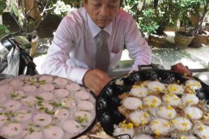 Thai Gentleman Selling Coconut Pan Cake | Plate @ 20 Bhat | Healthy Thailand Street Food