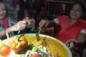 Two Bengali Hardworking Sisters | Selling Ghugni | 10 rs Plate Only | Street Food India