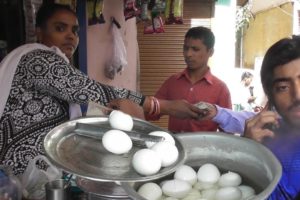 Delhi Lady Manages All - It's a Breakfast time in Delhi - Double Egg Bread Omelette @ 30 rs