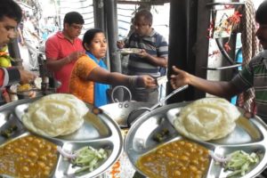 He is Hardworking but Happy - 5 Piece Naan Puri @ 20 rs - All Enjoying Cheap Lunch