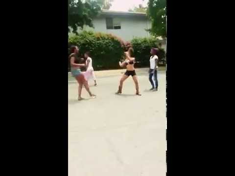 Hood fight (Alley girls) ... 5 girls and a crowd....