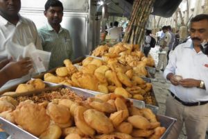 Early Morning Crazy Breakfast in Mumbai - Vada Pav /Samosa Pav @ 15 rs Only - Indian Street Food