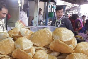 India's Fastest Kachori Seller - 3 Piece Kachori with Curry & Salad @ 15 rs - Indian Street Food