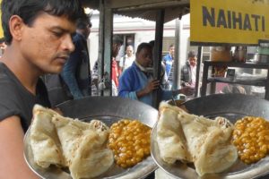 Its a Breakfast Time in Indian Railway Station - 2 Paratha with Dal Curry 10 rs ($ 0.14 ) Only