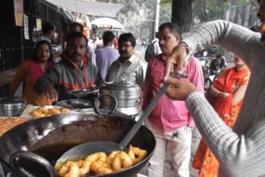 Mumbai People Enjoying Breakfast - Sada Dosa Starts @ 25 rs - Street Food Mumbai