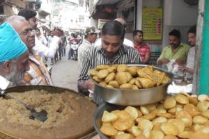 Old Delhi Ka Famous Halwa Puri - 4 Piece @ 20 rs ( $ 0.28 ) - Delhi Chandni Chowk Street Food