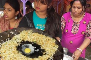 Aunty & Her Daughter Manages Everything  - Preparing Egg Noodles @ 45 rs Plate - Indian Street Food