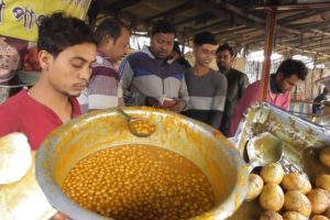 Street Food Challenge - If Somebody Eat 10 Naan Puri Then 1 Egg Curry Free - Street Food Loves You