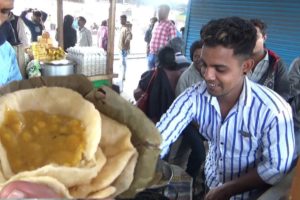 World Record Indian Rail Station Street Food Price - 5 Piece Puri with Curry @ 10 rs ( 0.14 ) Only