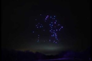 100 drones creating an impressive lightshow in the night sky