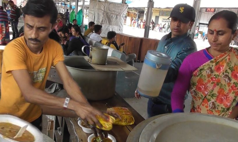 Active Indian Rail Station Vendor - Ghugni Ruti @ 16 rs per plate - Street Food Loves You