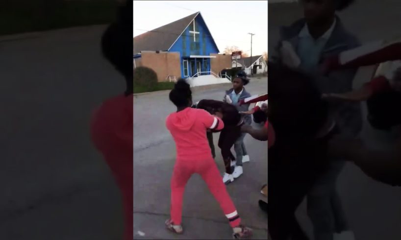 DALLAS HOOD FIGHT !!! FEMALES GETTING BUSY IN THE TRENCHES !!!